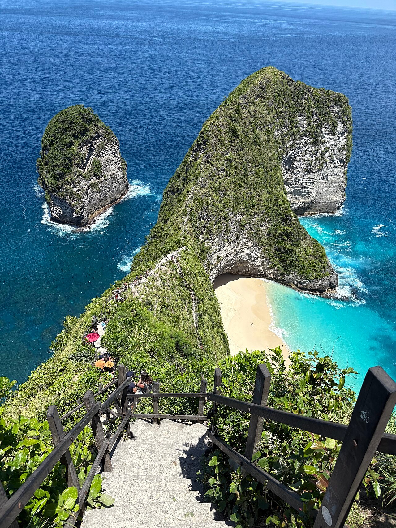 Kelingking Beach iconic T-Rex cliff, Nusa Penida