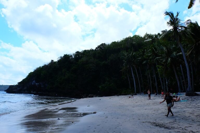 Crystal Bay shoreline on Nusa Penida
