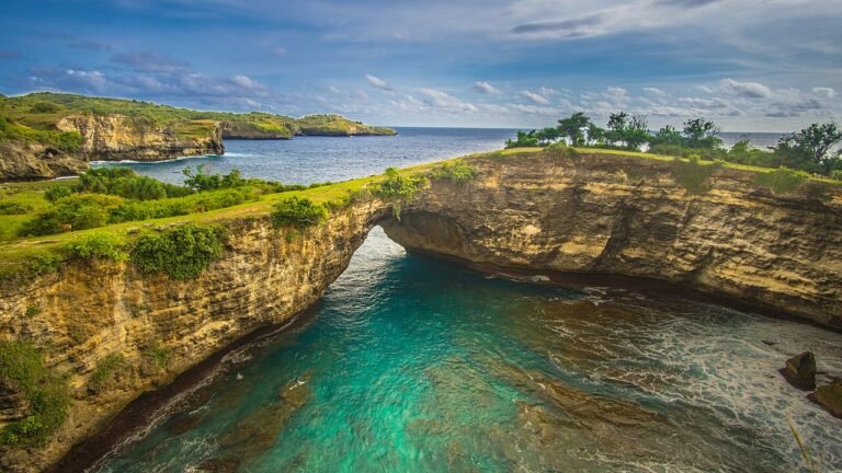 Broken Bay circular sea cove, Nusa Penida