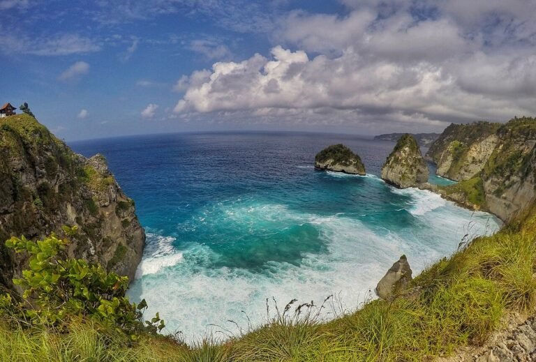 Atuh Beach meeting the Indian Ocean horizon, Nusa Penida
