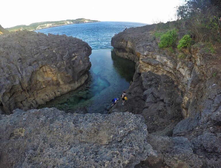 Angel Billabong rock pool overlooking the ocean, Nusa Penida
