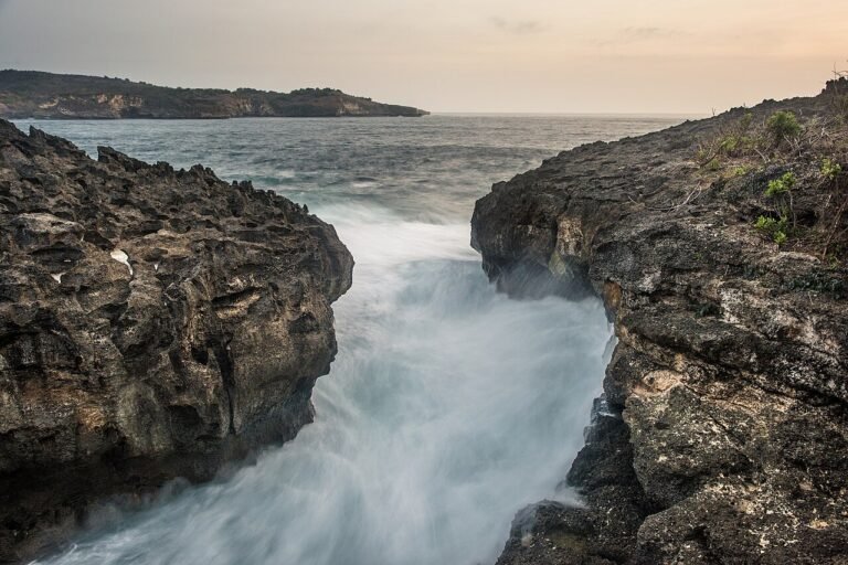 Angels Billabong cliff-edge tidal pool, Nusa Penida