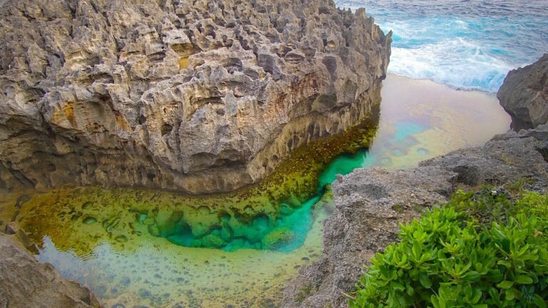 Wide coastal view of Angel Billabong, Nusa Penida